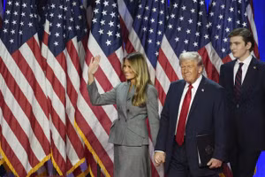 Ông Trump cùng vợ và con trai.