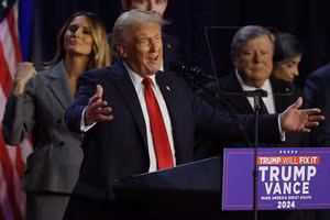 Hình ảnh ông Trump vui mừng với người ủng hộ, hứa sẽ dừng chiến tranh