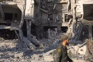 Hình ảnh hiện trường tan hoang sau vụ Israel không kích Syria dữ dội