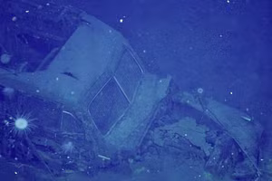 Bất ngờ phát hiện chiếc xe bí ẩn trong xác tàu sân bay 