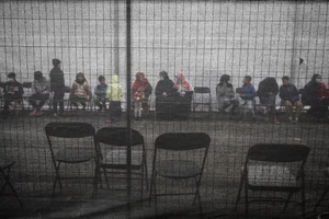 Người tị nạn Afghanistan xếp hàng bên ngoài một trung tâm phân phối và quyên góp tại Liberty Village thuộc Căn cứ chung McGuire-Dix-Lakehurst ở New Jersey, Hoa Kỳ. Ảnh: REUTERS/Barbara Davidson.