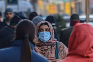 Một người phụ nữ đeo khẩu trang đi trên con đường ở Srinagar, Jammu và Kashmir, ngày 7/1. Ảnh: © Firdous Nazir/NurPhoto qua Getty Images