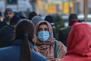 Một người phụ nữ đeo khẩu trang đi trên con đường ở Srinagar, Jammu và Kashmir, ngày 7/1. Ảnh: © Firdous Nazir/NurPhoto qua Getty Images