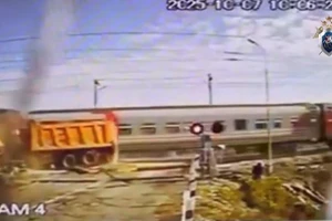 Khoảnh khắc tài xế thoát chết ngoạn mục khi xe tải bị tàu hỏa tông nát