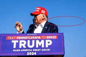 Viên đạn bay tới ông Trump. (Ảnh: X)