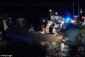 Hình ảnh nỗ lực cứu hộ máy bay chở 64 người va trực thăng trong đêm