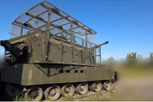 Pháo tự hành 2S19M2 xuất hiện với ‘bếp nướng ngoài trời’ và anten gây nhiễu