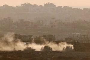 Các phương tiện quân sự của Israel hoạt động ở Gaza, gần biên giới Israel-Gaza, nhìn từ Israel, ngày 3/5. Ảnh: REUTERS