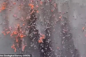 Khoảnh khắc kinh hoàng núi lửa Hawaii nuốt chửng camera