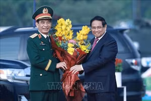 Đại tướng Phan Văn Giang, Bộ trưởng Bộ Quốc phòng đón Thủ tướng Phạm Minh Chính. (Ảnh: Dương Giang/TTXVN)