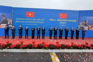 Cửa khẩu thông minh Móng Cái - Đông Hưng được khởi động xây dựng ngày 11/2, tạo cú hích mới cho giao thương xuyên biên giới Việt - Trung .