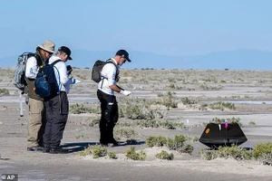 Tàu vũ trụ Osiris Rex của NASA (ảnh chụp khi trở về Trái Đất từ không gian tháng 9/2023) đã chạm nhẹ vào bề mặt Bennu bằng một cánh tay robot và thu thập được 120g vật liệu, sau đó được đưa vào một khoang chứa trước khi trở về Trái Đất năm 2023.