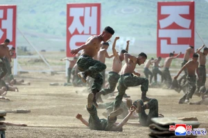 Mãn nhãn binh sĩ Triều Tiên diễn tập chiến thuật đặc biệt