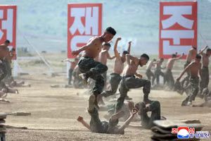 Mãn nhãn binh sĩ Triều Tiên diễn tập chiến thuật đặc biệt 