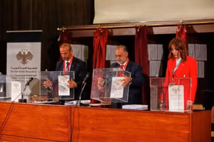 Các quan chức chuẩn bị thùng phiếu cho các thành viên đại cử tri đoàn trước khi bỏ phiếu tại một điểm bỏ phiếu ở Damascus, Syria, ngày 5/10. Ảnh: Omar Sanadiki/AP