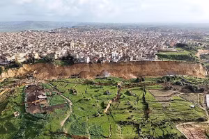 Thảm cảnh thị trấn chênh vênh bên vách đá sau lở đất kinh hoàng