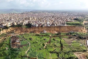 Thảm cảnh thị trấn chênh vênh bên vách đá sau lở đất kinh hoàng