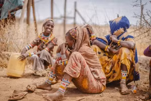 Phụ nữ ở vùng Marsabit của Kenya đang chờ lấy nước. Ảnh: Fredrik Lerneryd/Oxfam.