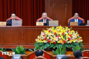 Các đồng chí Lãnh đạo chủ chốt điều hành phiên khai mạc Hội nghị Trung ương 10. (Ảnh: Dương Giang/TTXVN) 