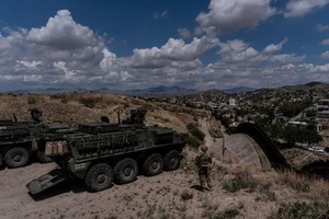 Binh sĩ Mỹ tràn ngập biên giới Mexico với quyền mở rộng
