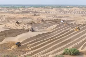 Máy móc hạng nặng được sử dụng để san bằng các cồn cát, nơi Trung Quốc muốn trồng cây và bụi cây dọc theo rìa sa mạc Taklamakan. 