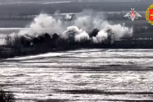 Bom FAB-500 dội hỏa lực phá tan mục tiêu, đòn tập kích nhắm vào sân bay quân sự