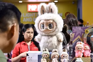 Mọi người xem đồ chơi sưu tầm Labubu tại cửa hàng pop-up Pop Mart ở trung tâm mua sắm Siam Center ở Bangkok vào ngày 6/5. Ảnh: Lillian Suwanrumpha/AFP/Getty Images