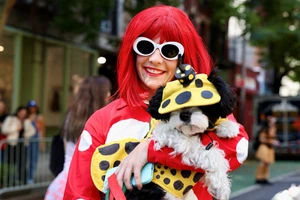 Chó hóa trang cực chất khiến Halloween New York bùng nổ