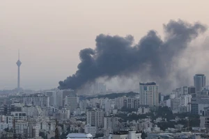 Khói bốc lên sau cuộc tấn công của Israel vào tòa nhà IRIB, đài truyền hình nhà nước của nước này, tại Tehran, Iran, ngày 16/6. Ảnh: REUTERS