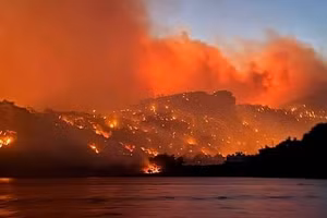 Cháy rừng khủng khiếp bao trùm đảo Crete, hàng ngàn du khách tháo chạy