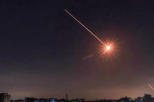 Tên lửa Iran bay vào không phận đối phương.