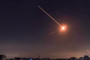 Tên lửa Iran bay vào không phận đối phương.