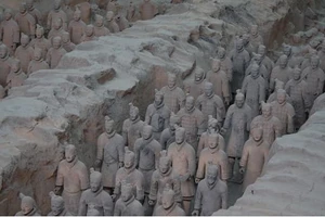 Đội quân đất nung mô tả đội quân của Tần Thủy Hoàng, vị hoàng đế đầu tiên của Trung Quốc.