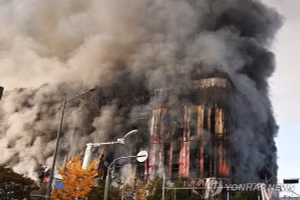 Cận cảnh đám cháy lớn trùm tòa nhà 193.000m², hàng triệu kiện hàng bị thiêu rụi