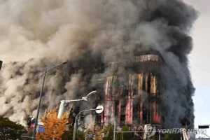 Cận cảnh đám cháy lớn trùm tòa nhà 193.000m², hàng triệu kiện hàng bị thiêu rụi