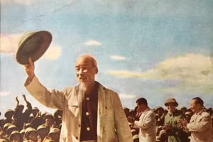 Hình ảnh Bác Hồ luôn giản dị và rất mực ấm áp. (Ảnh tư liệu)