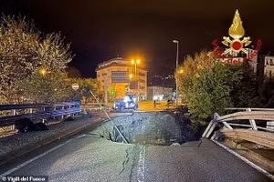 Kinh hoàng hai cha con bị hố tử thần nuốt chửng trong lũ lụt bất thường