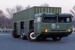 Nguyên mẫu xe hạng nặng chạy điện dạng mô-đun mới của Trung Quốc, được thiết kế để vận chuyển và phóng tên lửa đạn đạo liên lục địa (ICBM). Ảnh: Đại học Thanh Hoa.