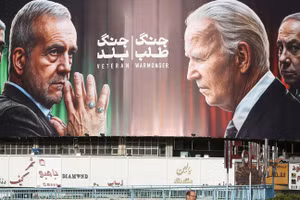 Biểu ngữ mô tả Tổng thống Iran Pezeshkian và Tham mưu trưởng Baqeri đối diện với Tổng thống Hoa Kỳ Biden và Thủ tướng Israel Netanyahu, Tehran, ngày 28/10. Ảnh: Anadolu.