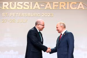 Thủ tướng Algeria Aymen Benabderrahmane và Tổng thống Nga Vladimir Putin tại Hội nghị thượng đỉnh Nga - Châu Phi tại St. Petersburg, Nga năm 2023. (Ảnh: AP)