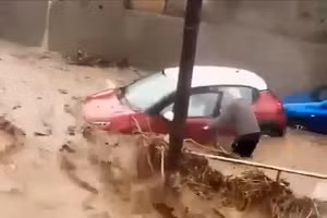 Hình ảnh lũ cuốn phăng ô tô tại điểm du lịch nổi tiếng Tây Ban Nha