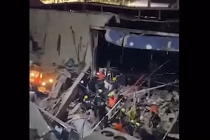 Khoảnh khắc sập mái hộp đêm khiến số người chết vượt 100