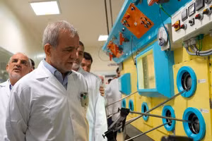 Tổng thống Iran Masoud Pezeshkian thăm Tổ chức Năng lượng Nguyên tử Iran tại Tehran, Iran, ngày 2 tháng 11 năm 2025. 