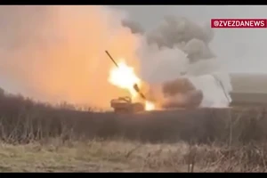 Tornado-S san phẳng cứ điểm quân đội ở Dnipropetrovsk