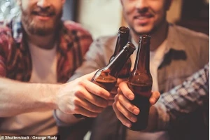 Trong chai bia có thể chứa nhiều hạt vi nhựa.