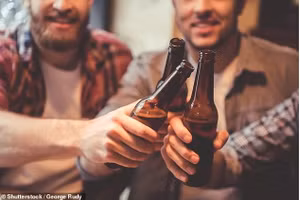 Trong chai bia có thể chứa nhiều hạt vi nhựa.