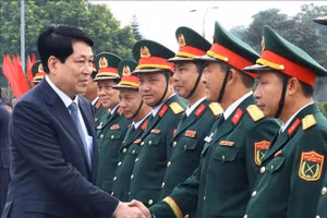 Chủ tịch nước Lương Cường với cán bộ, chiến sĩ Lữ đoàn 241, Quân đoàn 12. (Ảnh: Lâm Khánh/TTXVN )