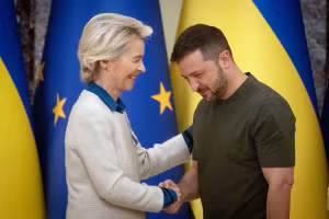 Tổng thống Ukraine Zelensky (phải) và Chủ tịch Ủy ban châu Âu Ursula von der Leyen ở Kiev, ngày 20/9/2024. Ảnh: AP 