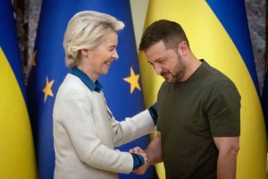 Tổng thống Ukraine Zelensky (phải) và Chủ tịch Ủy ban châu Âu Ursula von der Leyen ở Kiev, ngày 20/9/2024. Ảnh: AP 