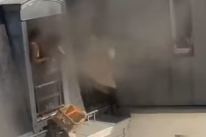 Khoảnh khắc sinh tử: Người đàn ông trèo tầng 6 cứu trẻ sơ sinh khỏi biển lửa